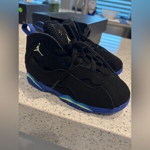 Jordan kids true flight (TD)
Black barley volt-hyper royal. Size 9C